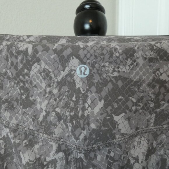 Lululemon Aligns Sz 4 28" - Picture 2 of 4